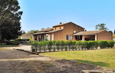 Gîte pour 6 personnes, avec terrasse à Noves