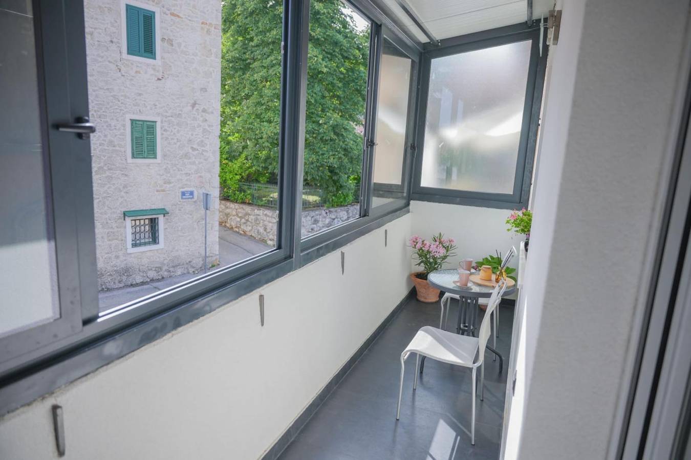 Ganze Ferienwohnung, Modern apartment with balcony in the center in Dalmatinisches Zagora