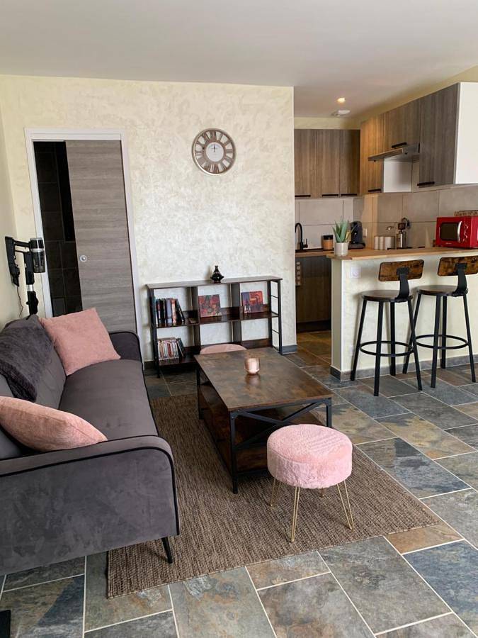 Gîte pour 2 personnes, avec Terrasse ainsi que Jardin et Piscine dans L'Abergement-Sainte-Colombe