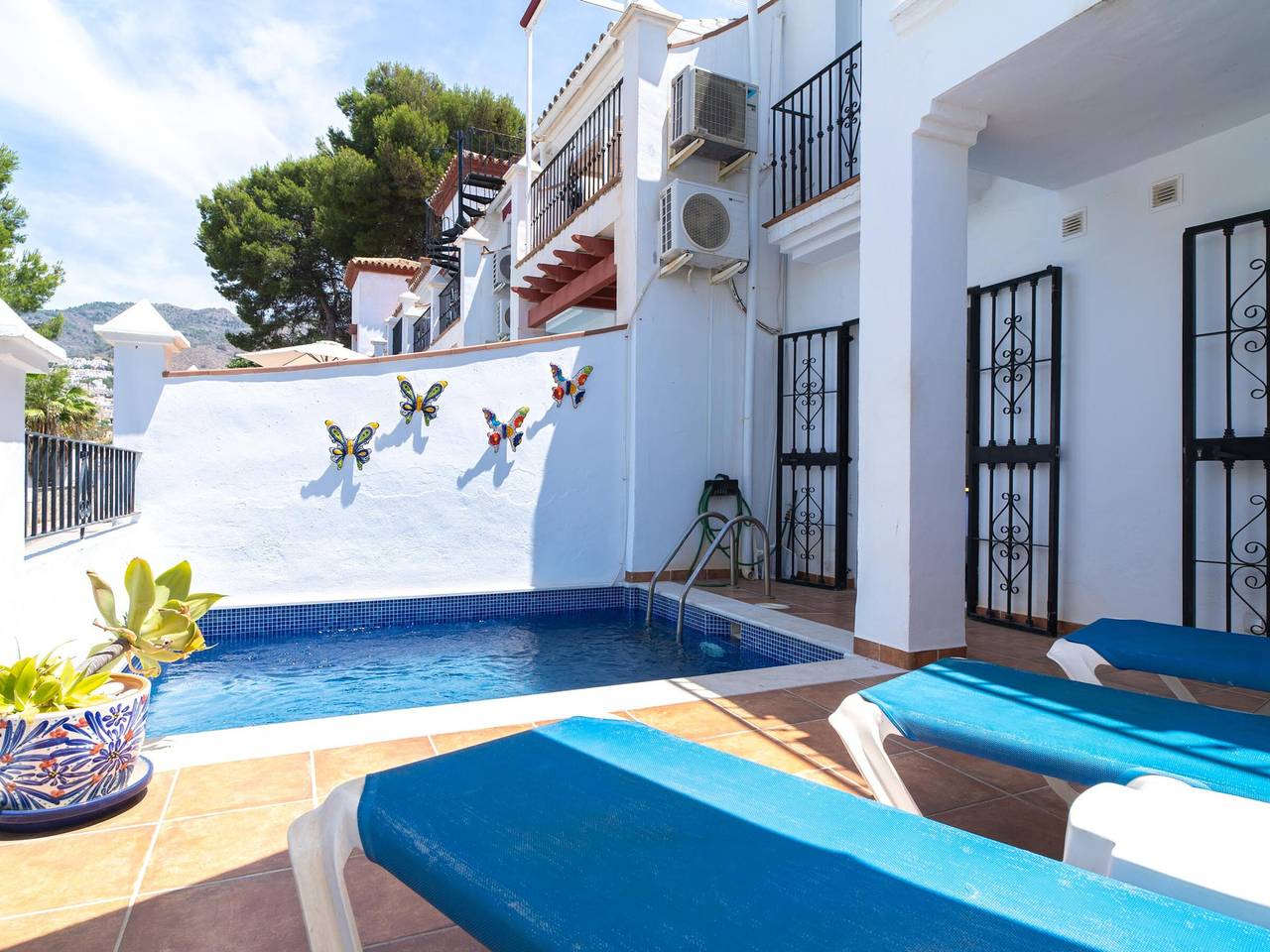 Luxury Villa in Nerja for 8 with Private Pool, Ac, Wifi, Garage near Burriana Beach in Playa de Burriana, Nerja