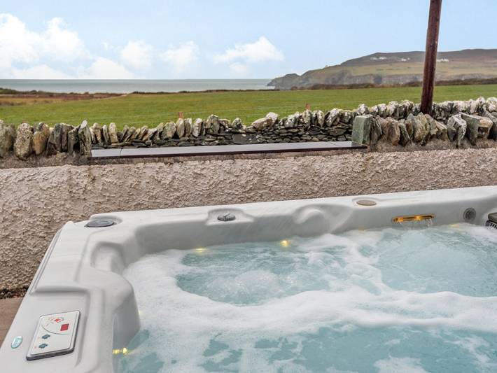 Holiday rental for 6 people, with garden, with pets on the Isle of Anglesey