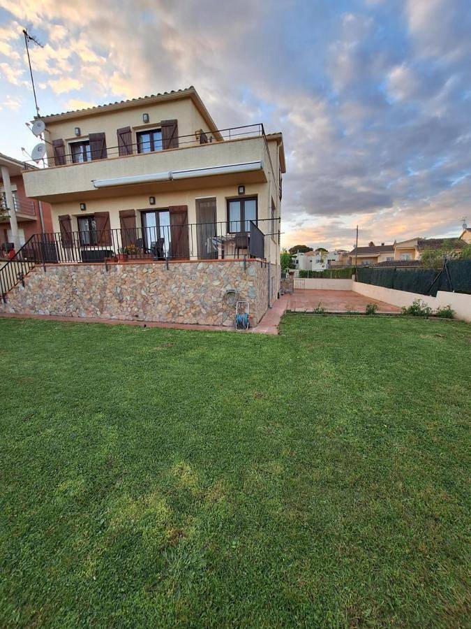 Casa de vacaciones para 8 personas, con jardín y vistas en Gerona