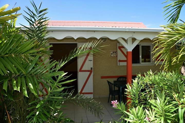 Parc de vacances pour 2 personnes, avec piscine ainsi que jardin et vue, animaux acceptés à Grand-Bourg - 2