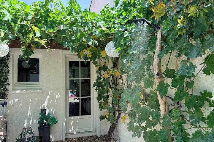 Maison avec Piscine Privée, Jacuzzi et Clim proche Nîmes Arles Camargue et mer ! in Garons, Région de Nîmes