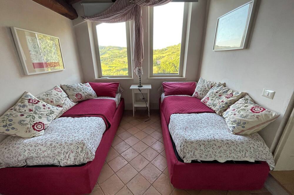 La casa rossa sulle rovine romane in Otricoli, Provincia di Terni