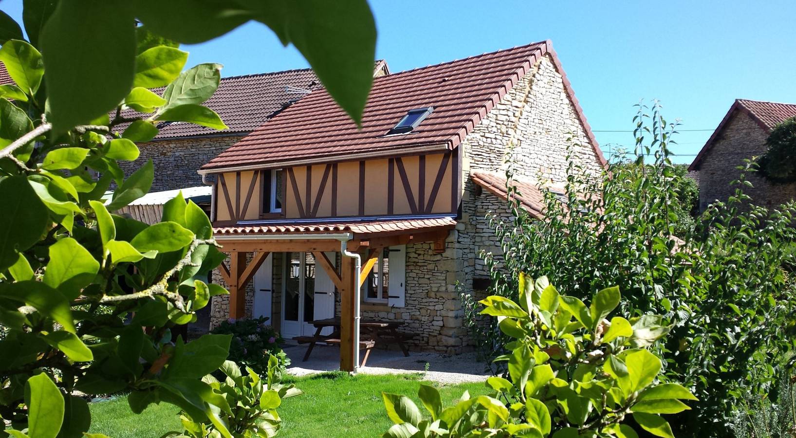 Vakantiehuis 'Terre De Pierres - Améthyste' met privé terras en privé tuin in Saint-Geniès, Périgord Noir