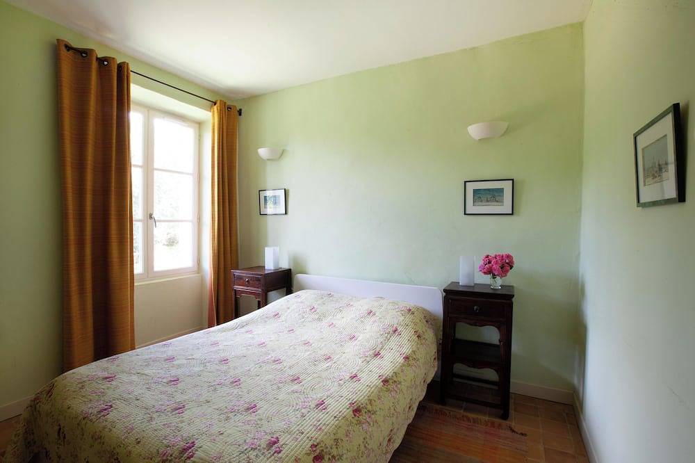 Beautiful country house with swimming pool facing the Colorado Provençal in Rustrel, Parc naturel régional du Luberon
