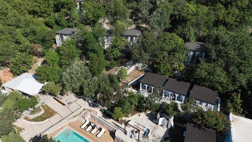 Camping für 2 Personen, mit Terrasse und Garten sowie Pool und Ausblick in Montenegro