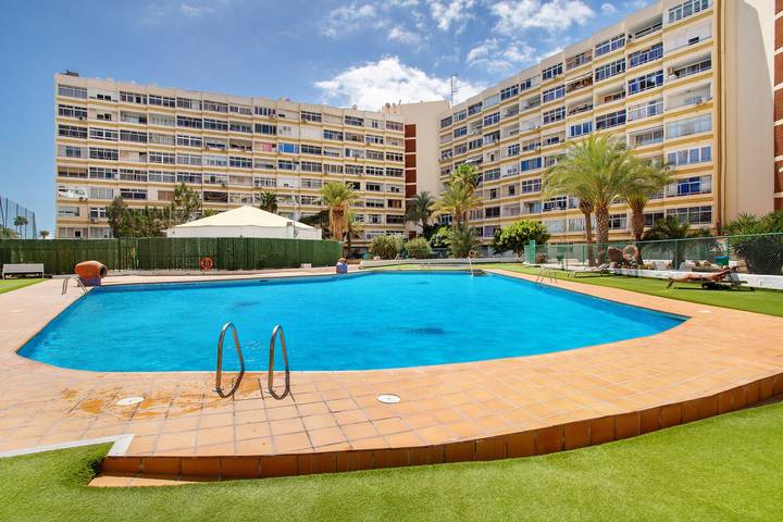 Location de vacances pour 2 personnes, avec Jardin ainsi que Bassin pour enfant et Vue sur le lac à Playa del Inglés