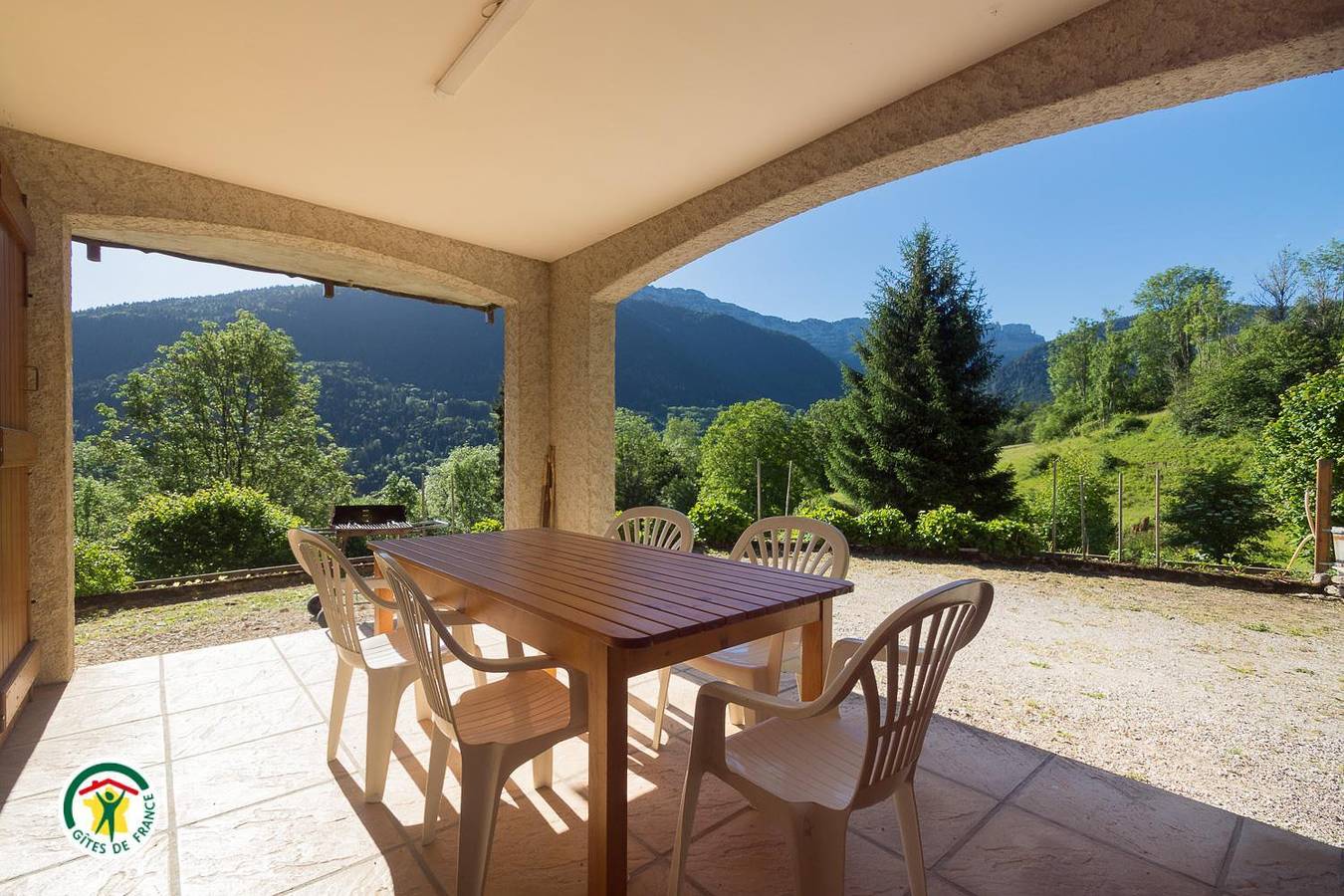Gîte douillet avec parking, cheminée et WiFi près du centre-ville et de la rivière in Saint-Pierre-d'Entremont, Isère