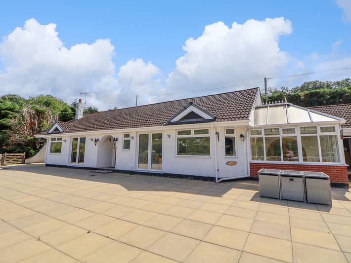 Log cabin for 12 people, with garden, with pets in Llangollen