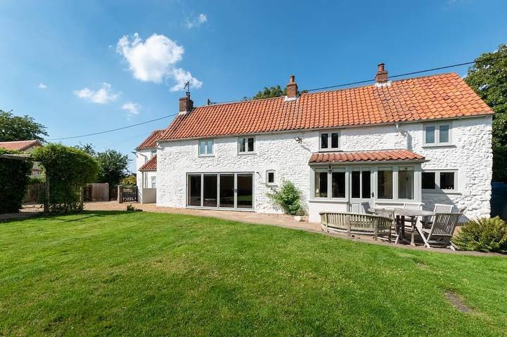 Cottage for 7 people, with garden, with pets in Holme-next-the-Sea