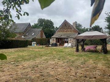 Gîte pour 6 personnes, avec vue et terrasse à Sougéal