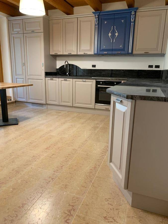 Gîte pour 3 personnes, avec jardin et vue sur le lac ainsi que vue et piscine, animaux acceptés à Garde - 4