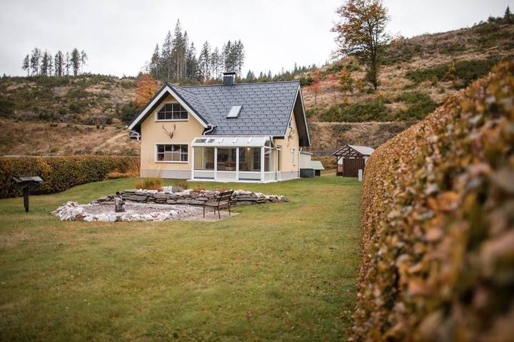 Ferienhaus für 4 Personen, mit Whirlpool und Terrasse sowie Garten und Sauna in Lauscha