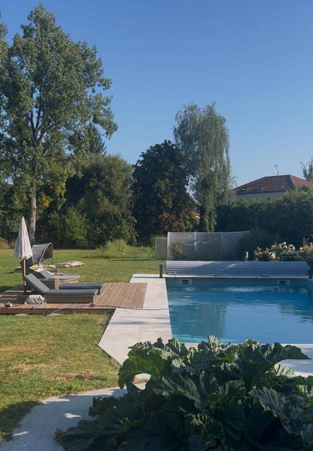 Location de vacances pour 2 personnes, avec jardin ainsi que terrasse et piscine dans Girecourt-sur-Durbion