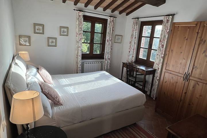 Secluded Villa, private heated Pool, Wi-fi and TV. Secure Payment in Civitella in Val di Chiana, Chianti