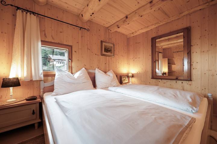 Chalet 'Bergspektive - Haus Alpenspa' con vistas a la montaña y bañera con barril de vino in Wolfsberg, Lavanttaler Alpen