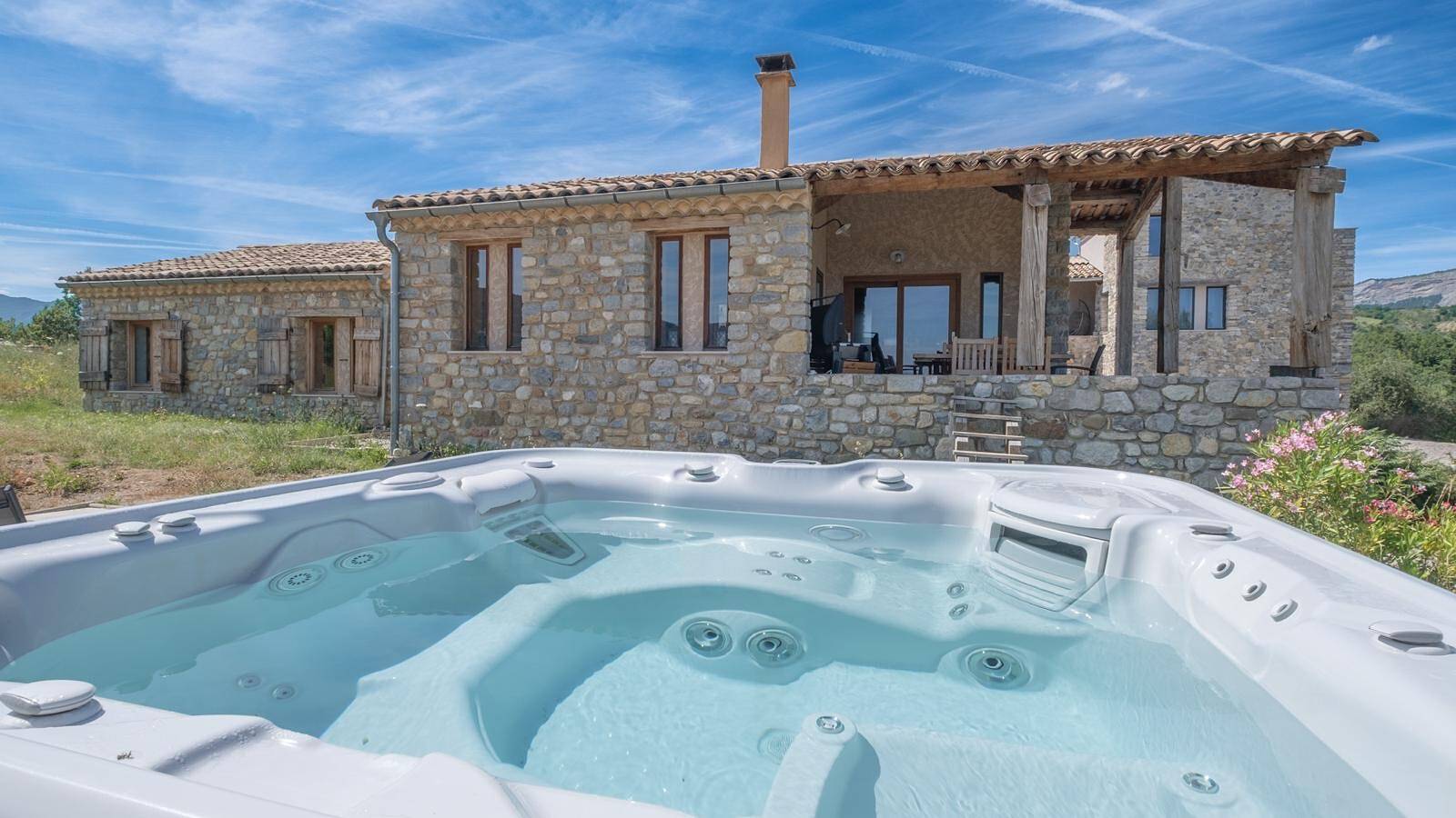 Maison de vacances "Time-out" avec vue sur les montagnes, piscine partagée et Wi-Fi in Laragne-Montéglin, Région de Gap