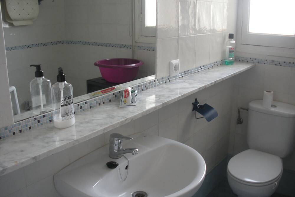 Apartamento entero, Un lugar sencillo para descansar, con jardin y piscina, a 3 km de la playa. in San Juan de Alicante, Costa Blanca