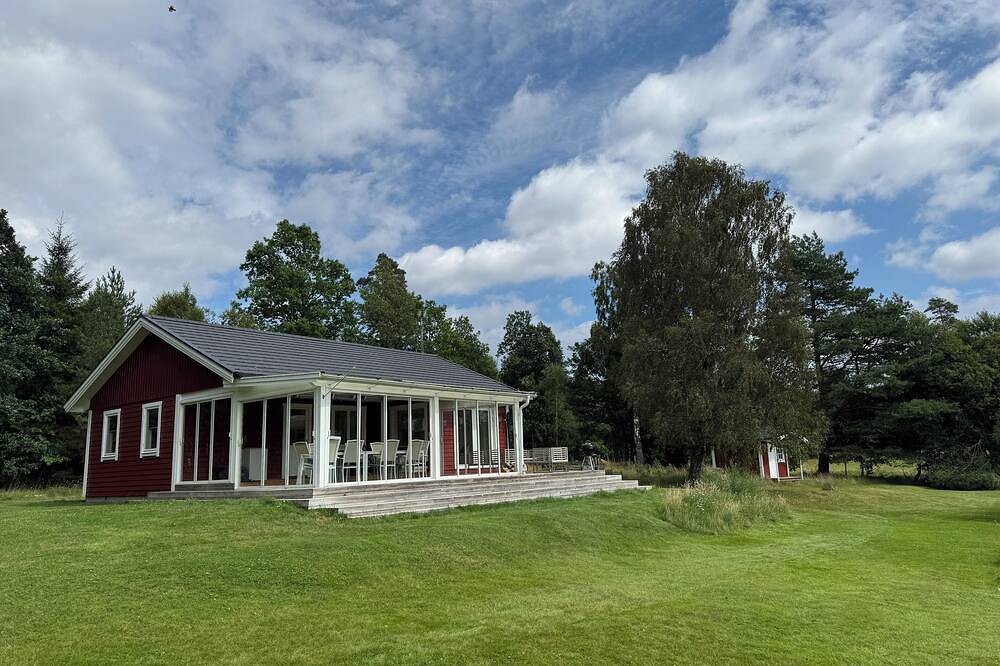 House in private location 300m to private beach,boat with motor, all linen incl. in Bolmen