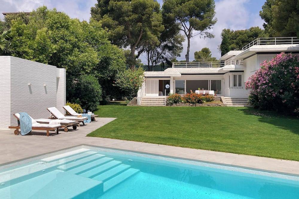 Villa with swimming pool in front of the sea in Platja de la Punta de la Guineu (Roda de Berà), Roda de Berà