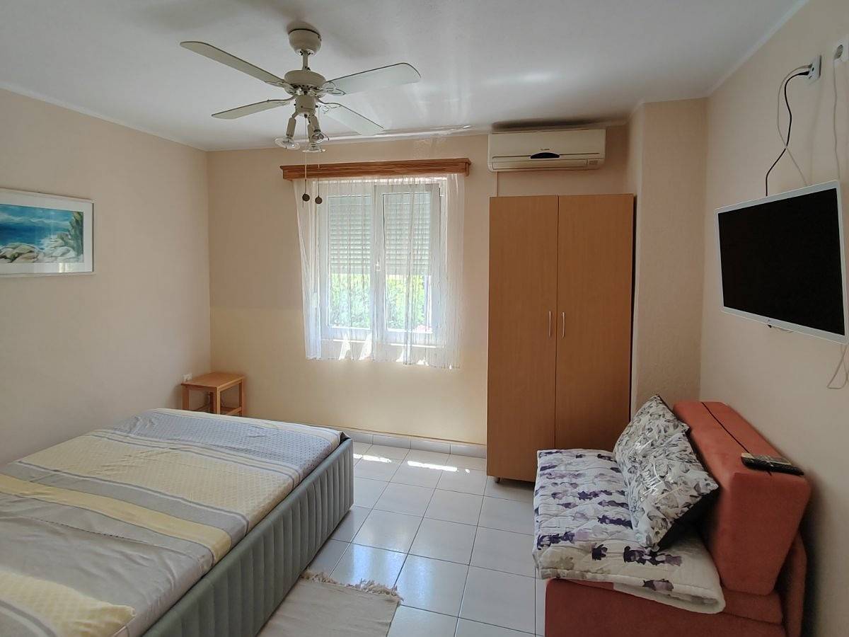 Ganze Wohnung, 1-Zimmer-Ferienwohnung mit Terrasse Pirovac, Sibenik A-27461-a in Pirovac, Šibenik-Knin