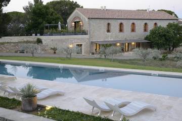 Gîte pour 6 personnes, avec piscine et terrasse à Villeveyrac