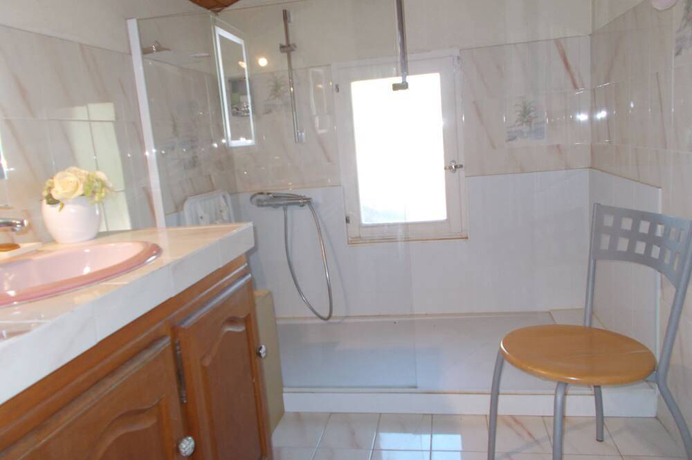 Gite with swimming pool and patio. in Jonquerettes, Vaucluse