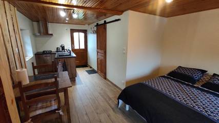 Gîte pour 2 personnes, avec vue et jardin à Verrières-en-Forez