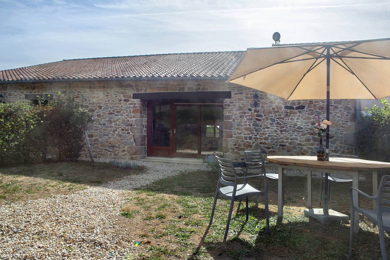 Vakantiehuis 'Domaine De Bellac - Le Cabriolet' met Gedeeld Zwembad, Terras en Wi-Fi in Roussines, Regionaal Natuurpark van de Perigord-Limousin