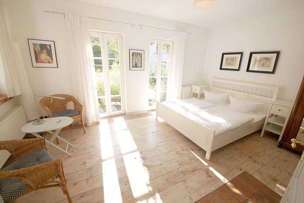 Ganze Wohnung, Exklusive, große Ferienwohnung mit 3 Schlafzimmern, Kamin und Terrasse in Lohme, Nationalpark Jasmund