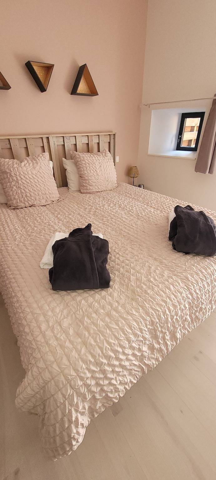 Gastenkamer 'Châtaigneraie' met terras en privéjacuzzi in Soulages, Regio Saint-Flour