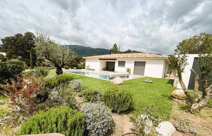 Gîte pour 8 personnes, avec piscine ainsi que terrasse et jardin à San-Gavino-di-Carbini - 2