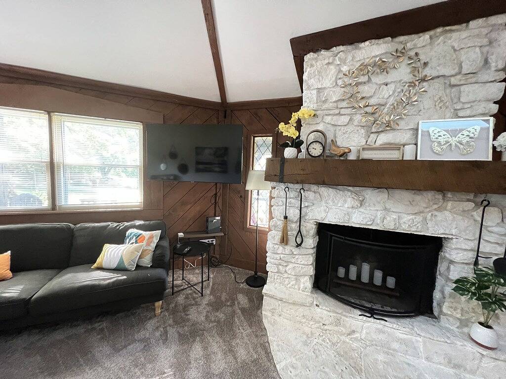 Uniquely styled octagon shaped home. Just 2 miles to the lake in Lake Cumberland