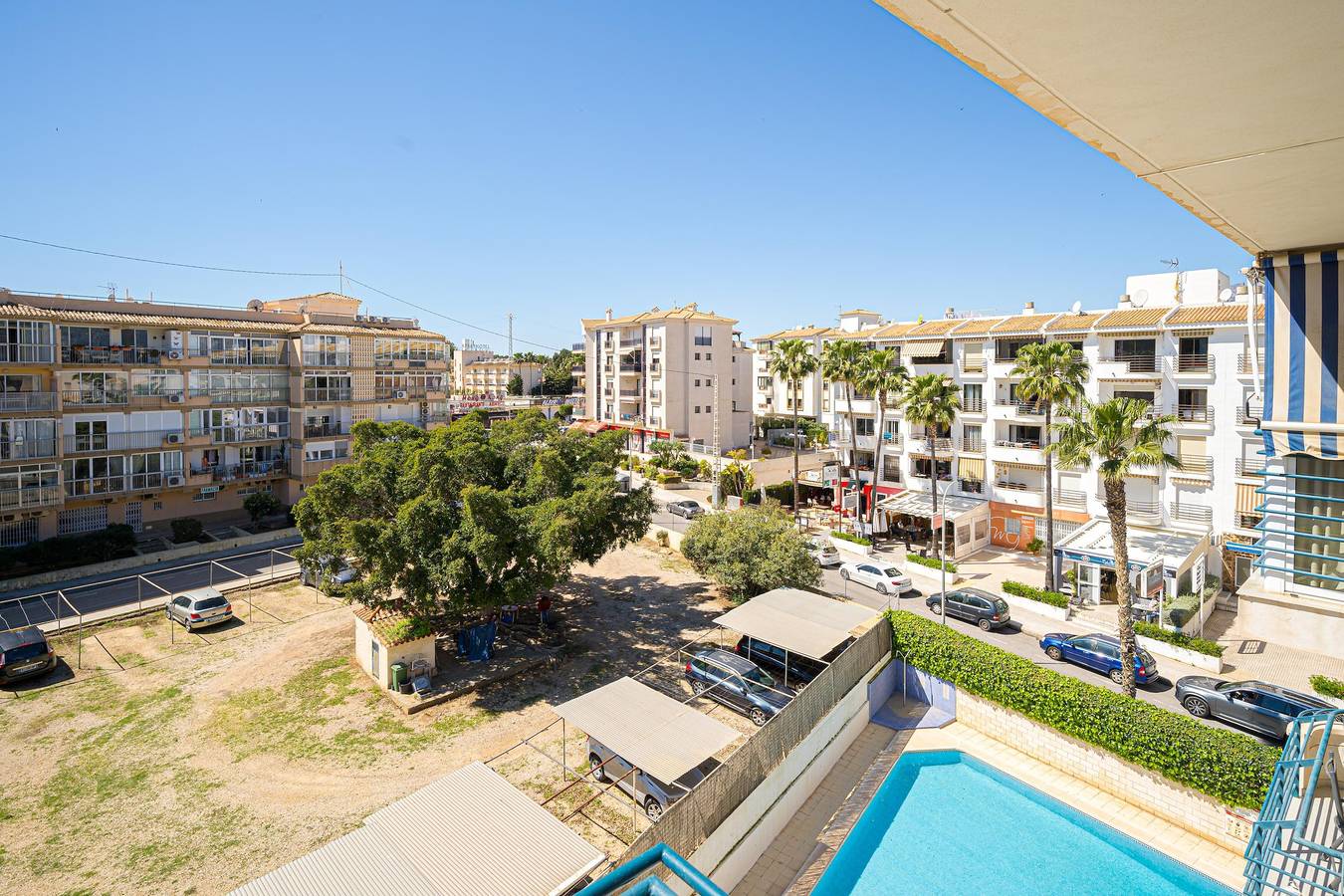 Geheel appartement, Appartement Sepulveda Atico met uitzicht op de bergen, terras, gedeeld zwembad & Wi-Fi in L'Albir, L'Alfàs del Pi