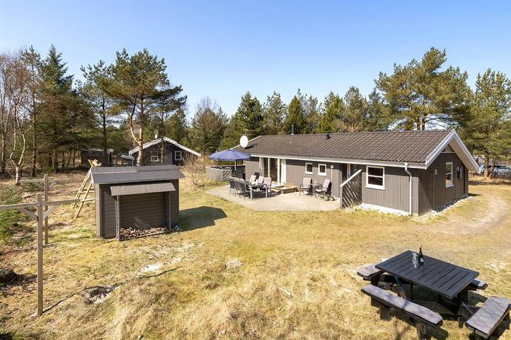 Stunning home in Fjerritslev w/ 4 Bedrooms, Sauna and WiFi in Thorup Strand, Jammerbugt
