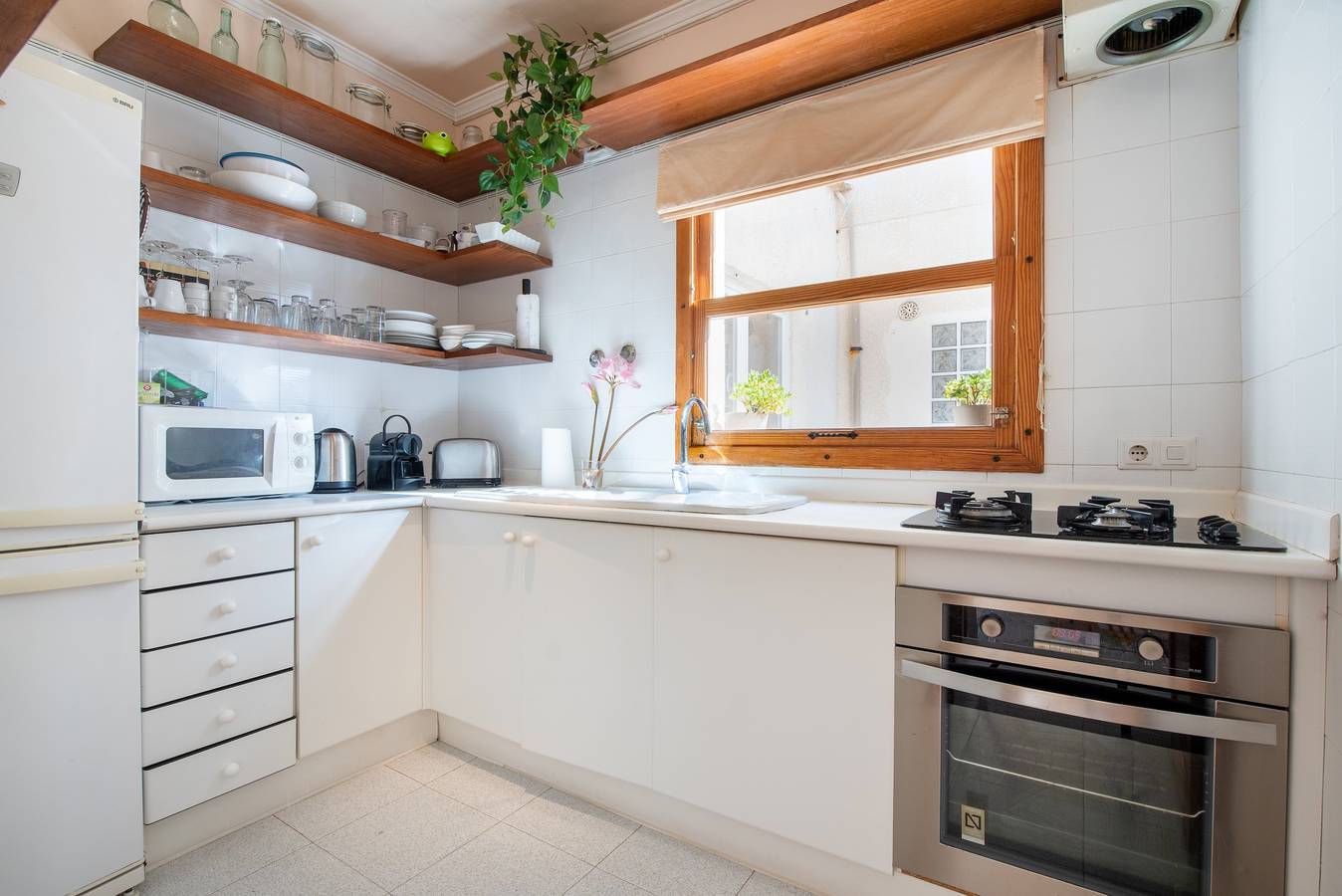 Appartement Carla vlak bij het strand met ruim balkon, bergzicht, wifi en airco, foto 8