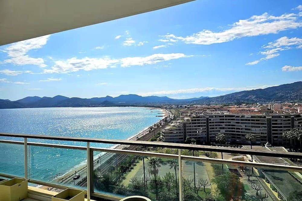 Appartement entier, Luxury 3Br Apartment with Panoramic View, Terrace & 3 Bathrooms Cannes festival in Cannes La Bocca, Cannes