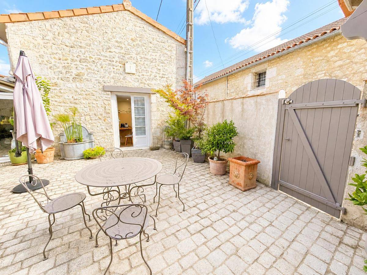 Appartement entier, Côté cour chaleureuse maison de ville in L'Isle-d'Espagnac, Charente