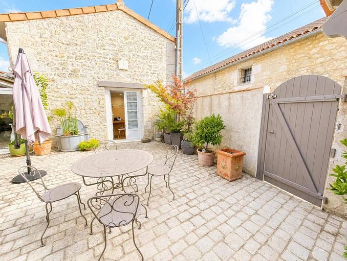 Gîte pour 2 personnes, avec terrasse à L'Isle-d'Espagnac