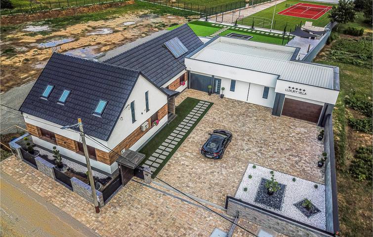 Ferienhaus für 10 Personen, mit Pool und Whirlpool sowie Garten und Sauna - 1