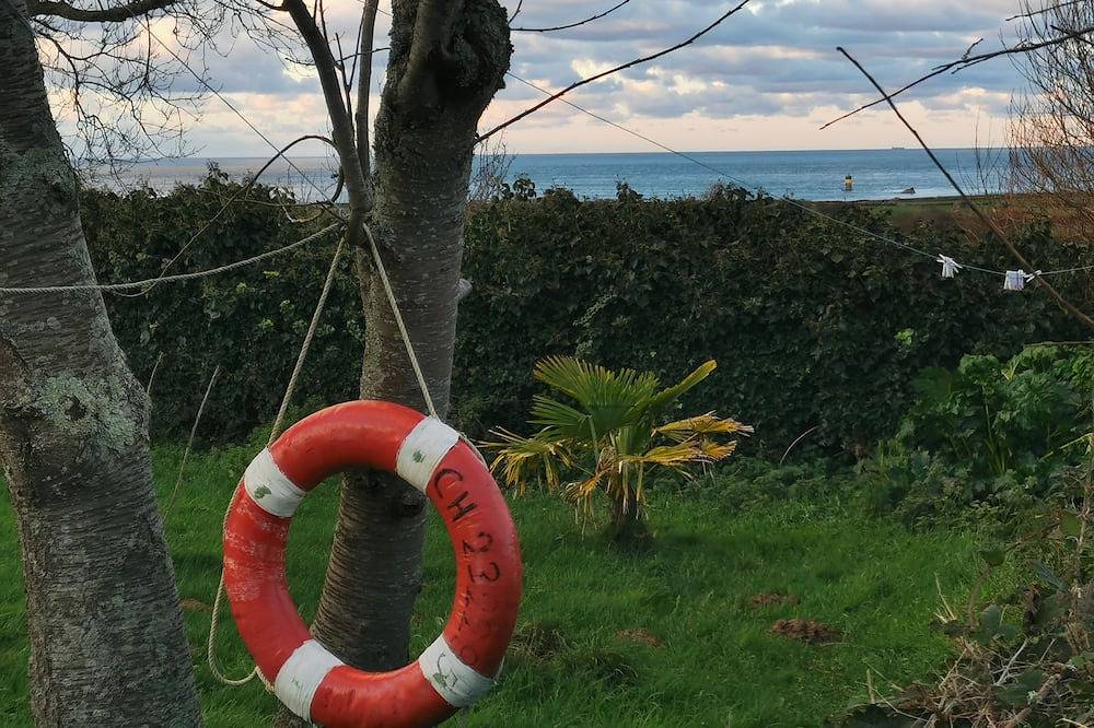 Family house with sea view sleeps 7 (possible 6 more in adjoining house) in Saint-Germain-des-Vaux, La Hague