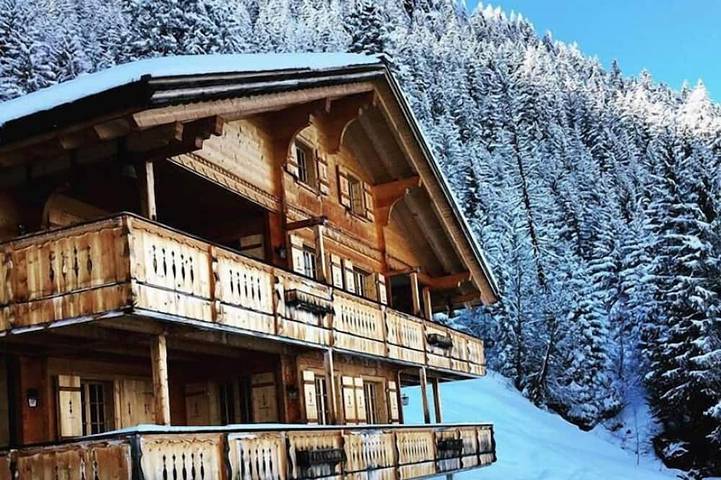 Chalet für 12 Personen, mit Balkon und Whirlpool sowie Terrasse und Garten