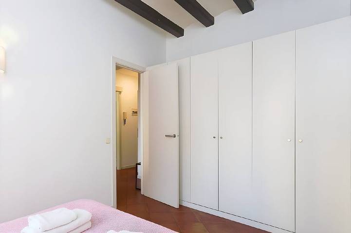 Entire apartment, Tranquil & Cozy with balcony! Plaça Catalunya. Ri. in Barcelona Centre, Barcelona