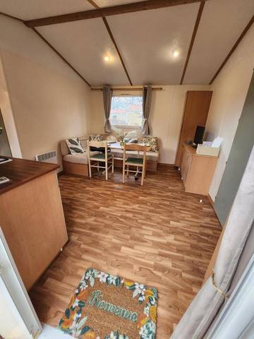 Gîte pour 6 personnes, avec piscine ainsi que jardin et vue sur le lac, animaux acceptés à Saint-Gérons
