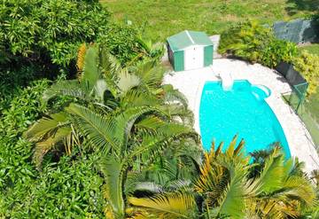 Cottage pour 2 personnes, avec jacuzzi ainsi que piscine et jardin à Baie-Mahault