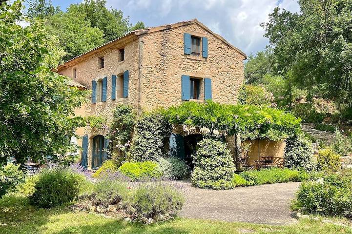 Location de vacances pour 6 personnes, avec piscine et jardin à Grambois
