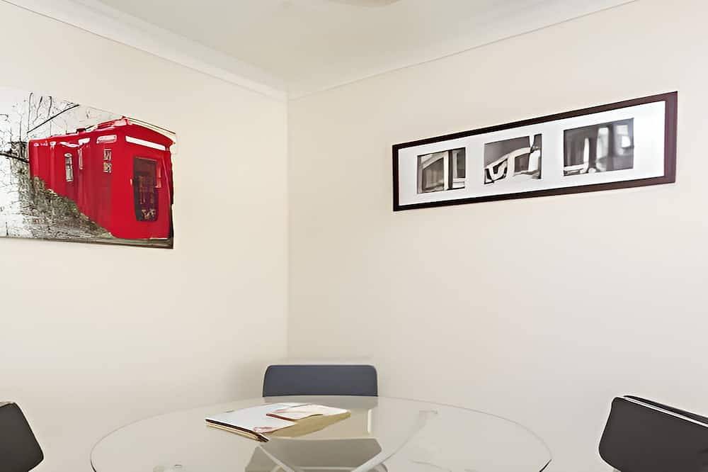 Ganze Wohnung, Modern 1-Bed Serviced Apartment | Free Parking | 5 Mins to Chatham Station in Chatham (Großbritannien), Kent Downs