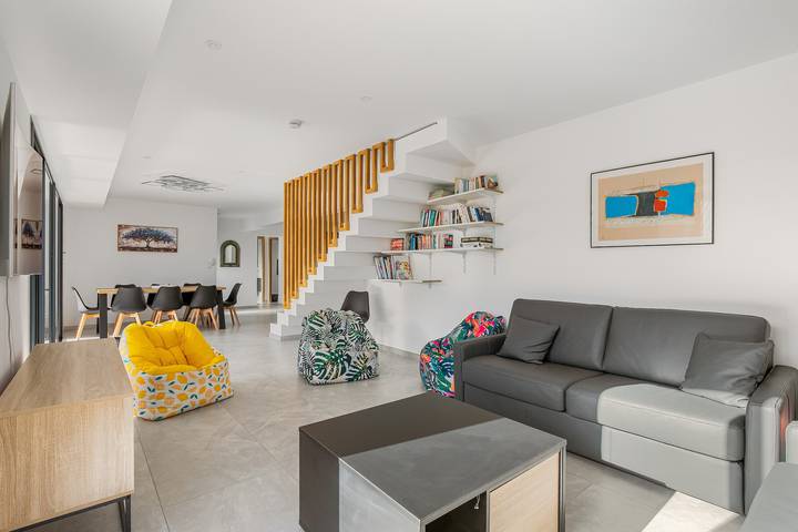 Location de vacances pour 12 personnes, avec jardin ainsi que terrasse et piscine à Villeneuve-lès-Béziers - 2